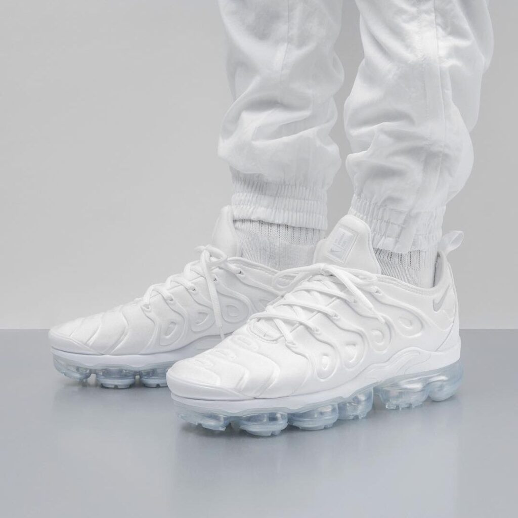 vapormax plus triple white