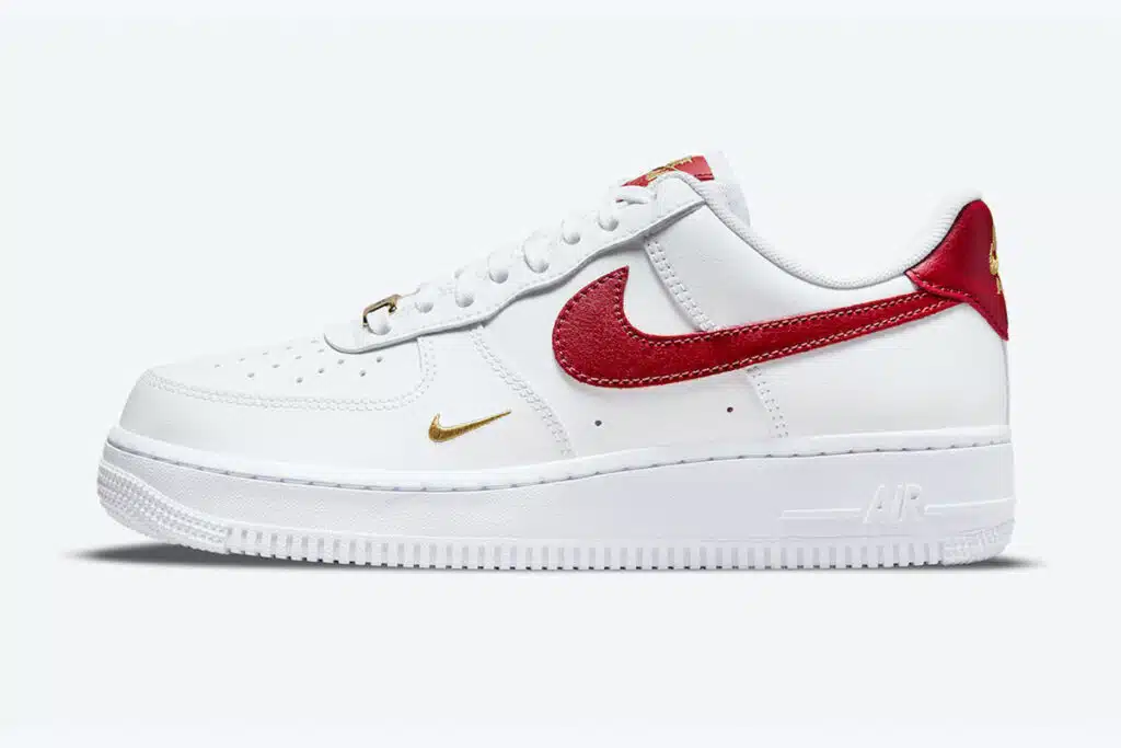 Nike-Air-Force-1-07-Essential-White-Gym-Red-CZ0270-104-Release-Date.jpg Wmns Nike Air Force 1 Essential Low ‘White Gym Red’ - Imagen 1