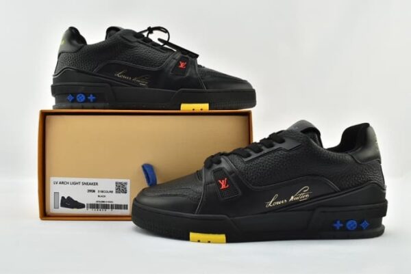 Alternative view of LV Trainer Black Signature