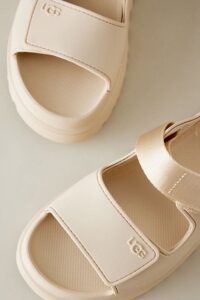 UGG GoldenGlow Sandal Sea Salt - Imagen 5