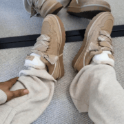 UGG Lowmel Sand - Vista lateral